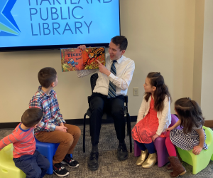 Peter Blenski reading to kids